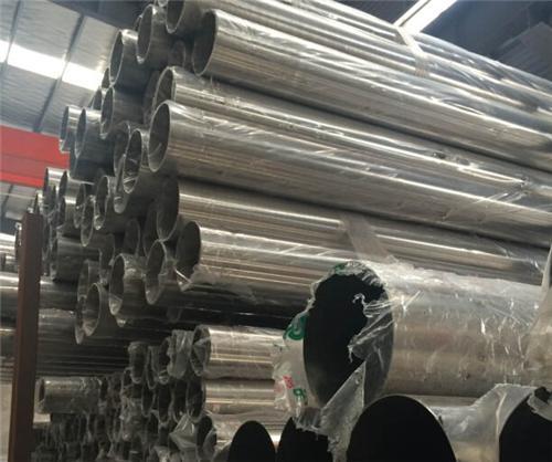 904L不銹鋼管陰極與陽極面積比，陰極面積控制在陽極面積的1/2.在此情況下，可以防止價(jià)格的增長，過多的價(jià)格在陽極表面被氧化成價(jià)格